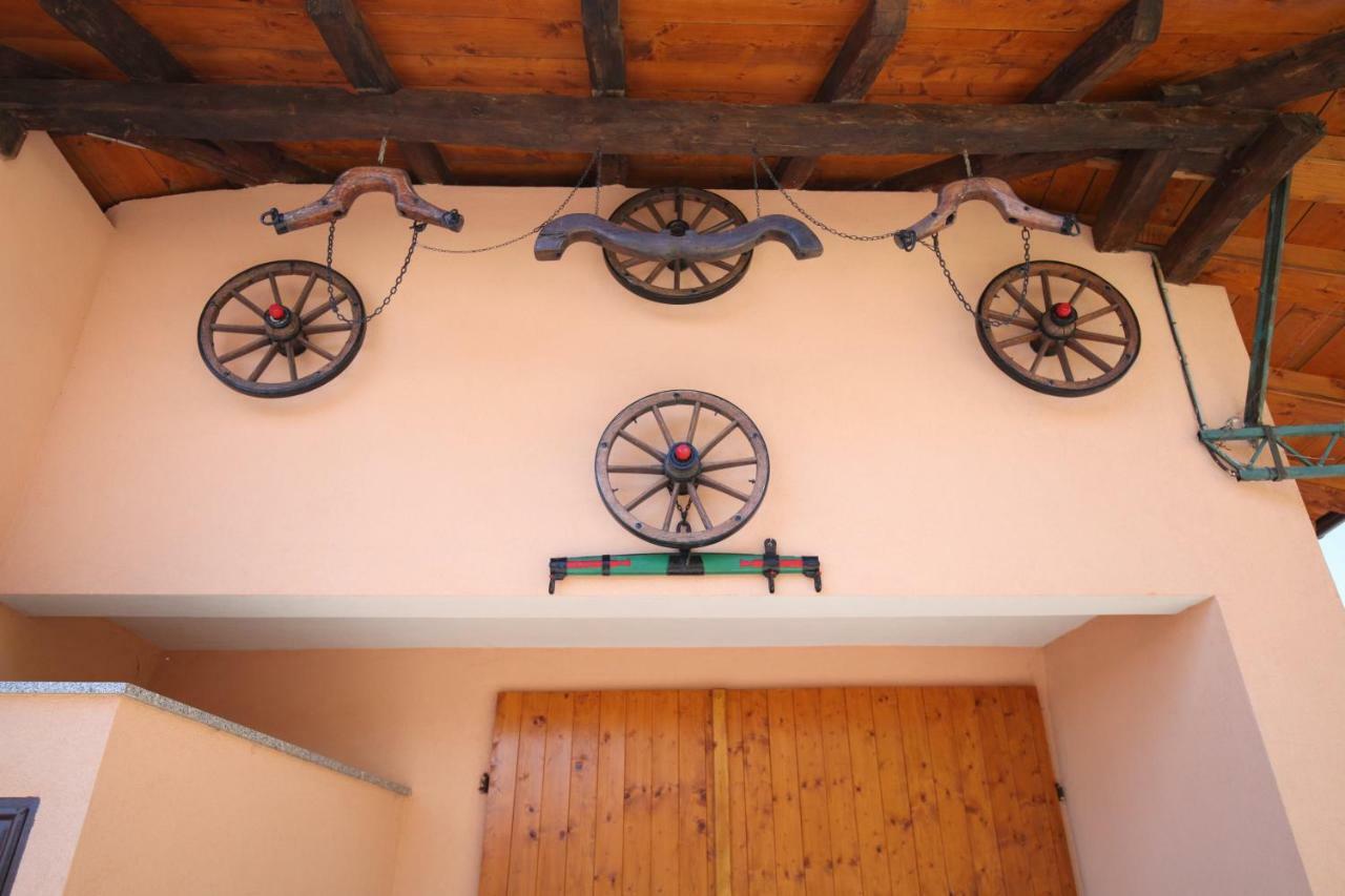 Rooms And Apartment Ambrozic Vremski Britof Exterior foto