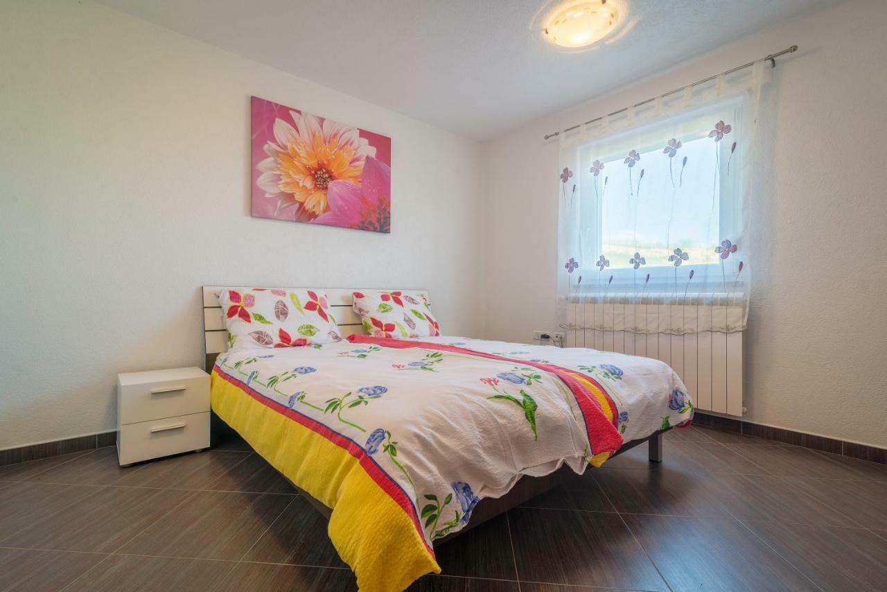 Rooms And Apartment Ambrozic Vremski Britof Exterior foto